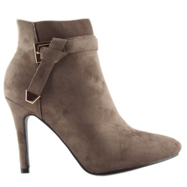 Stövlar på en brun hög klack F74