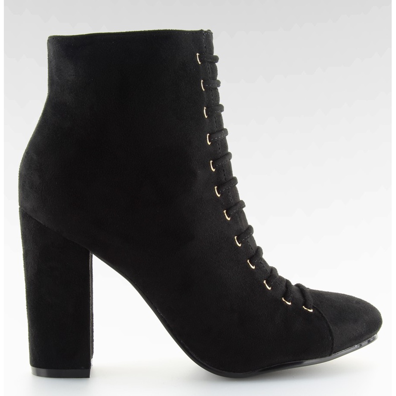 Svarta höga klackar i svart mocka