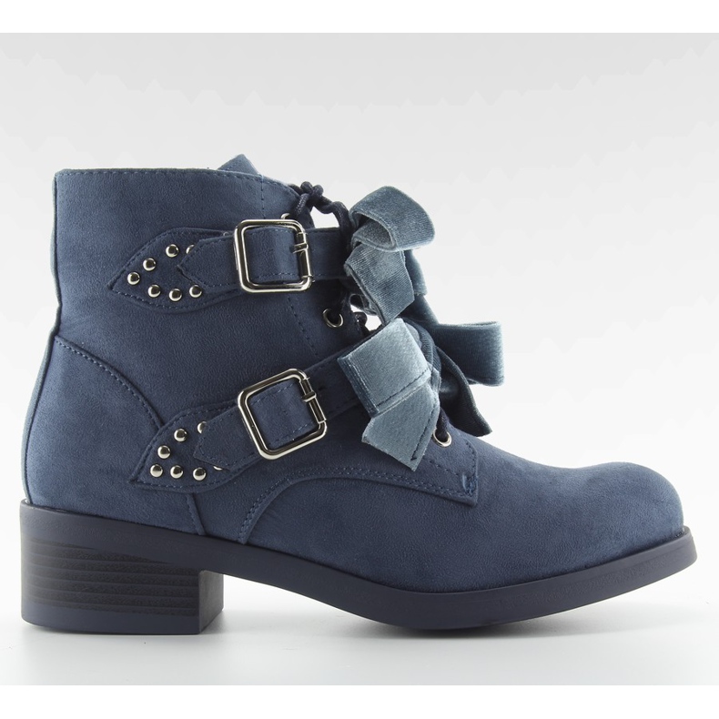 Snörskor med marinblå rosetter