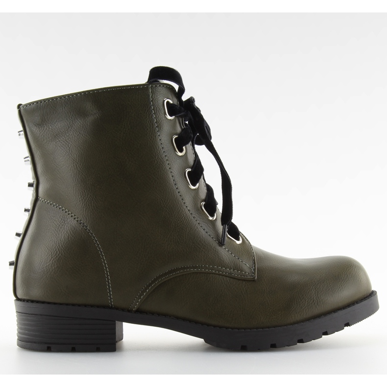 Stövlar och skor med gröna armégröna dubbar