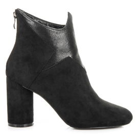 Vices Stövlar på ett inlägg svart