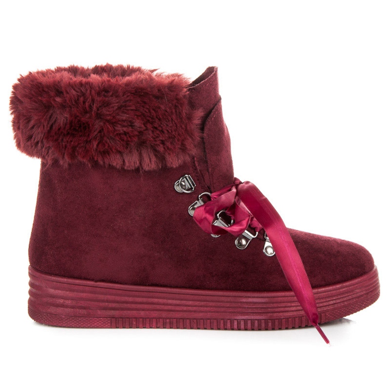 Bello Star Bordo Trappers bundna med ett band röd