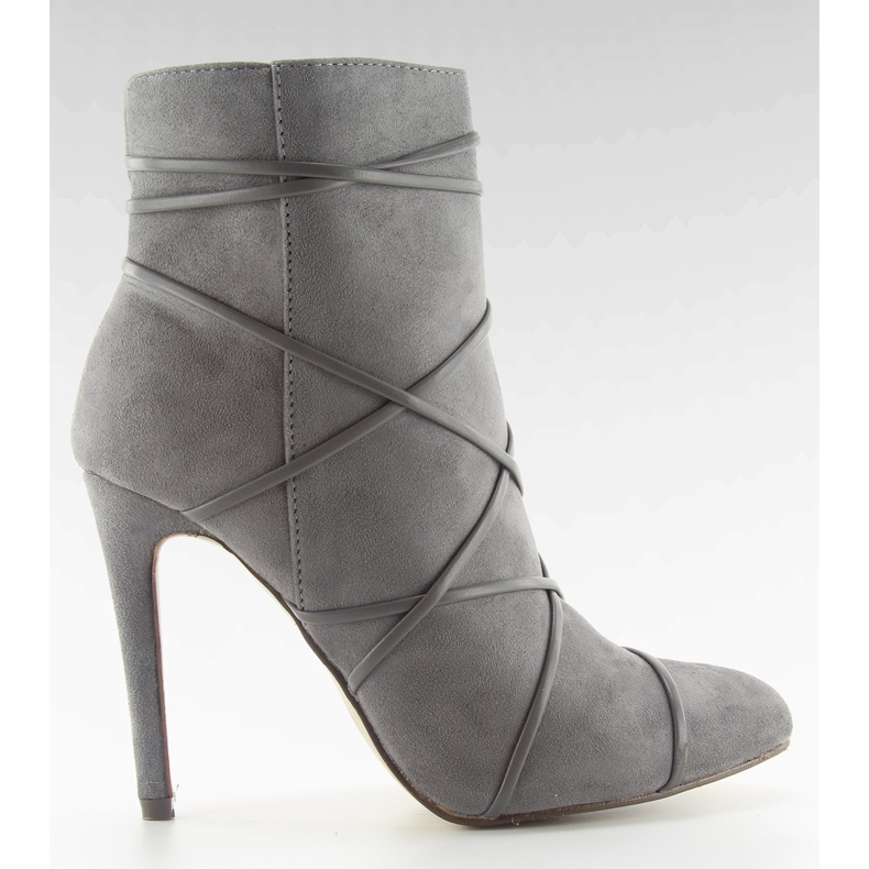 Grå mocka, grå stövlar på stilettklack