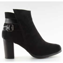 Svarta stövlar på stabil klack