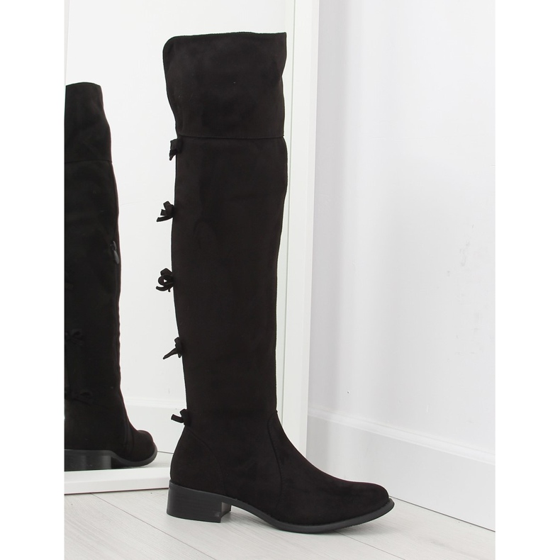 Svarta lårstövlar med bågar