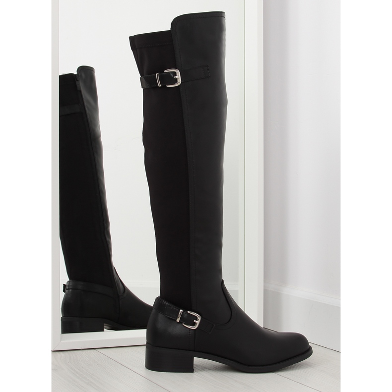 Svarta stövlar med flexibel ovandel