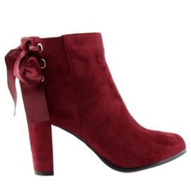 Stövlar på det post burgundy A852-vinet röd