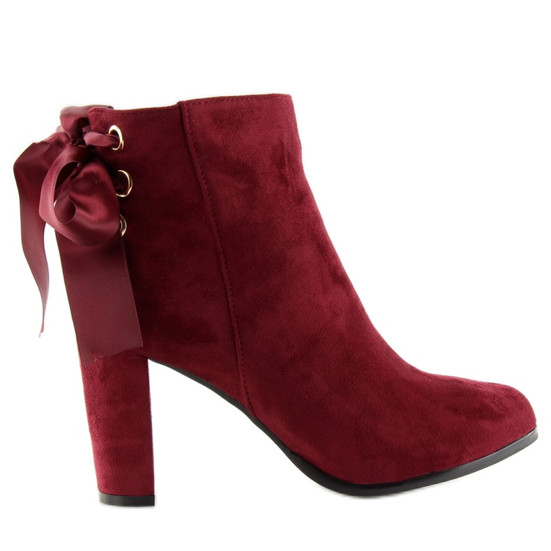 Stövlar på det post burgundy A852-vinet röd