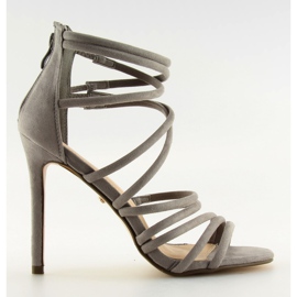 Gråa sandaler på en grå LE039 grå klack