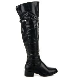 Svarta stövlar ovanför knäet