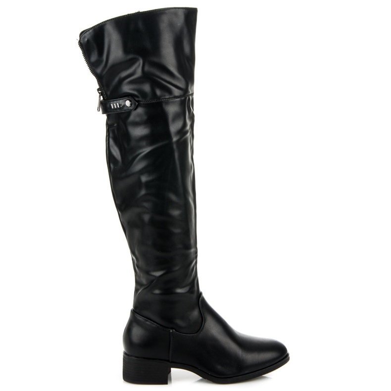 Svarta stövlar ovanför knäet