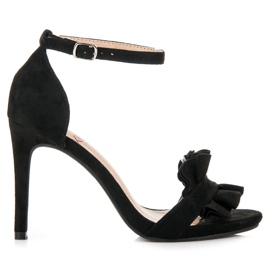 Kylie Sandaler På En Hög Klack Med En Krus svart