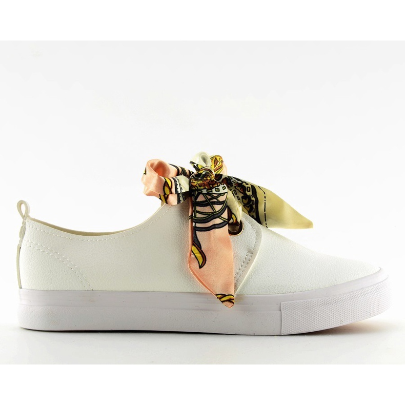 Sneakers spetsade med ett vitt band