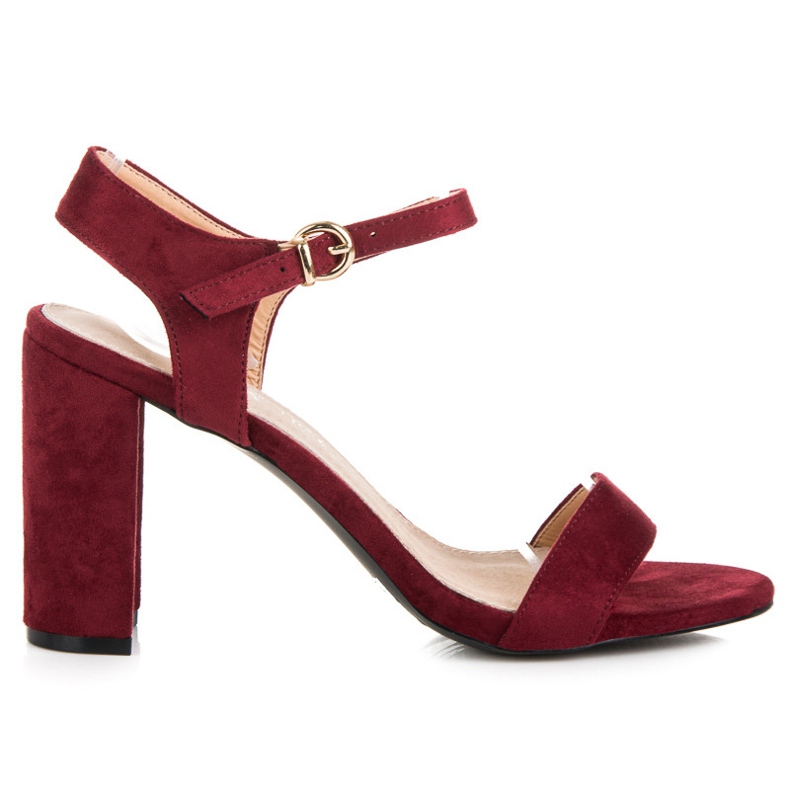 Vinceza Vinröda sandaler på stolpen