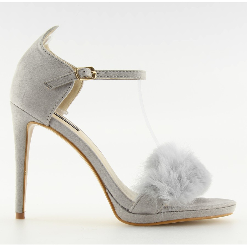 Sandaler på en grå L6120 grå