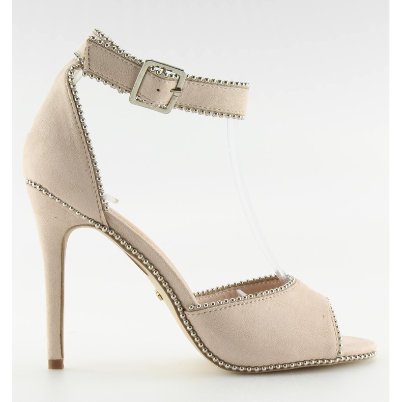 Eleganta sandaler på en beige stilettbeige