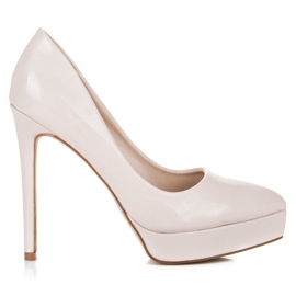 Small Swan Lackade klackar på plattformen brun