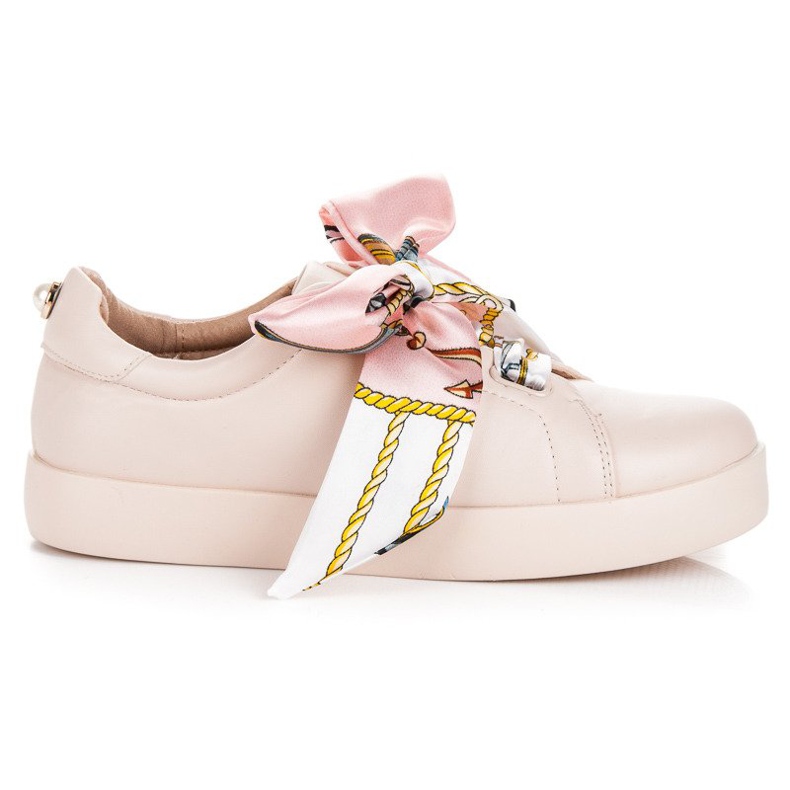 Sneakers bundna med ett VICES-band rosa