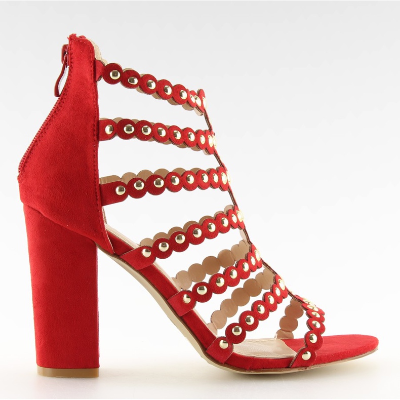 Röda högklackade sandaler med röda nitar