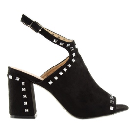 Svarta sandaler med L1139 svarta nitar