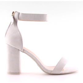 Grå grå sandaler över breda klackar