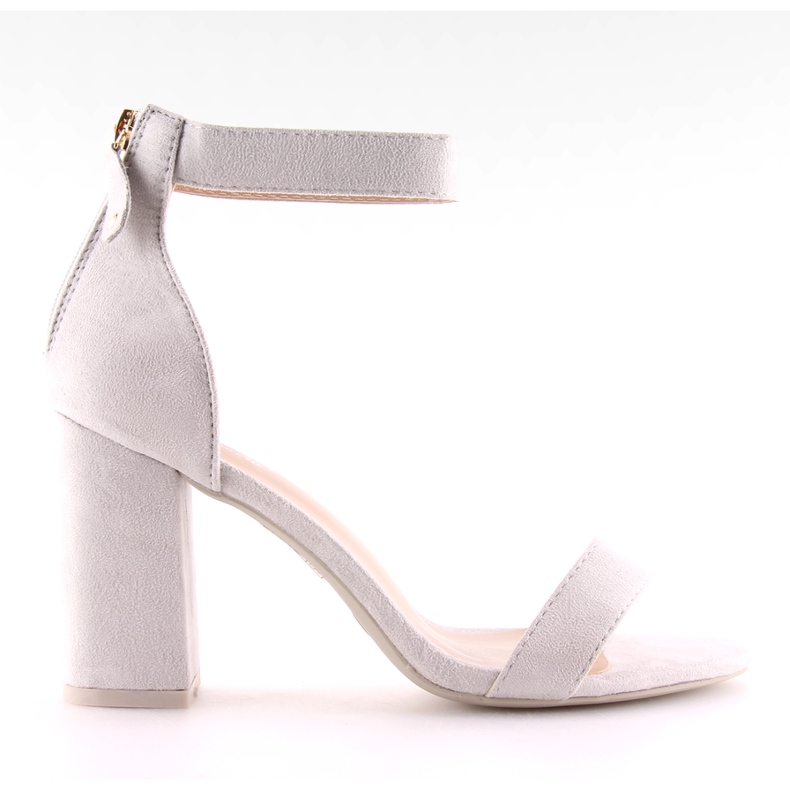 Grå grå sandaler över breda klackar