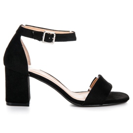 Svarta sandaler på en bar VINCEZA