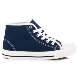 Marinblå sneakers ovanför ankeln