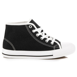 Svarta sneakers ovanför fotleden