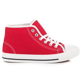 Röda sneakers ovanför ankeln
