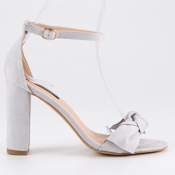 Mockasandaler på en stolpe grå