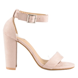 Klassiska sandaler på en bar beige