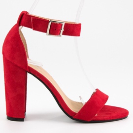 Klassiska sandaler på en bar röd