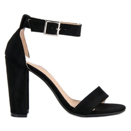 Klassiska sandaler på en bar svart