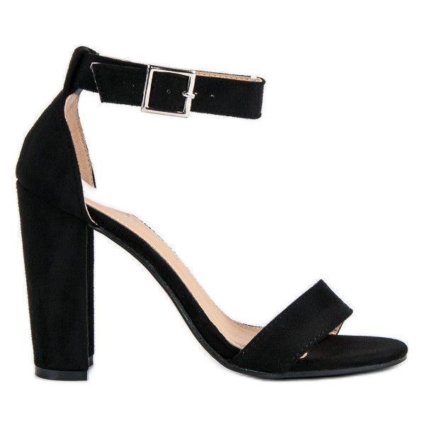 Klassiska sandaler på en bar svart