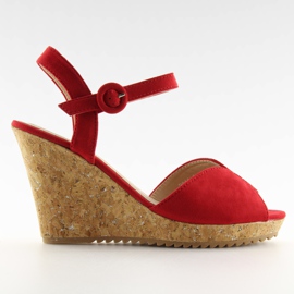 Röda sandaler på en kilklack i kork 3811