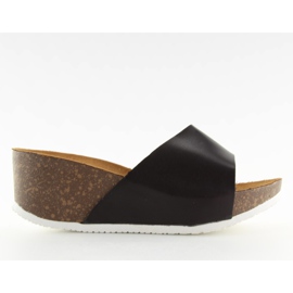 Svarta JM26 svarta tofflor på en bekväm kil