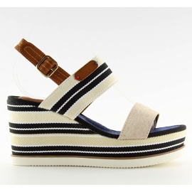 Beige sandaler på kilklack D-37 beige