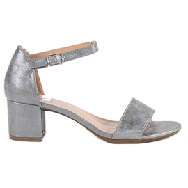 Filippo Sandaler på en låg stolpe grå