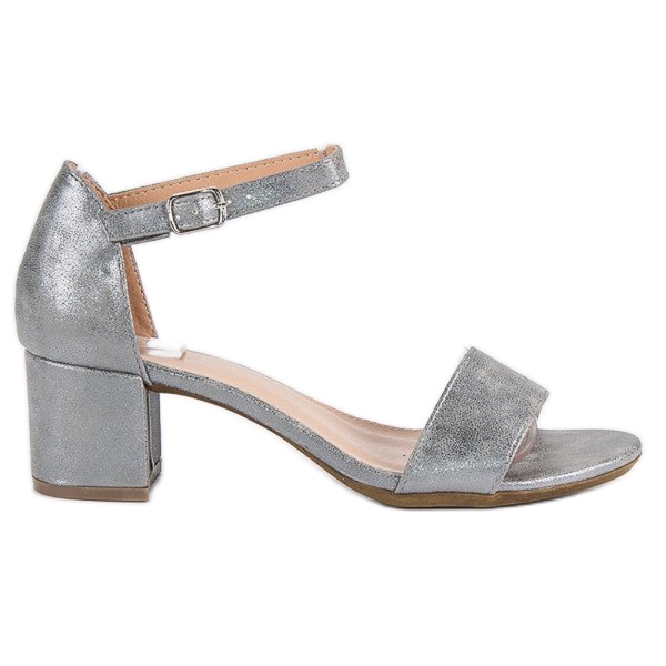 Filippo Sandaler på en låg stolpe grå