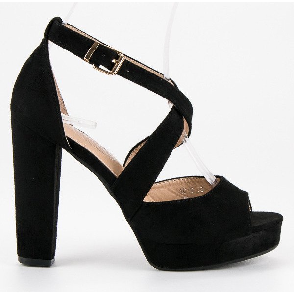 Sandaler på en hög stolpe svart
