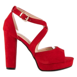 Sandaler på en hög stolpe röd