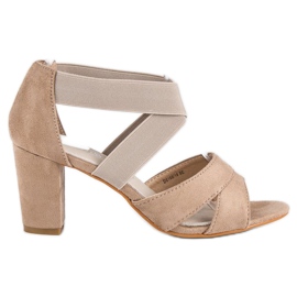 Filippo Mockasandaler på en stolpe brun