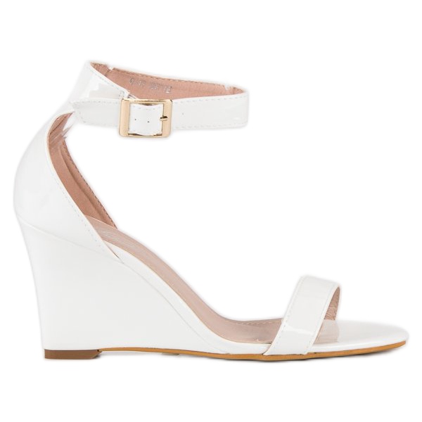 Lackade kilsandaler vit