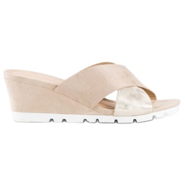 Ideal Shoes Beige wedge tofflor