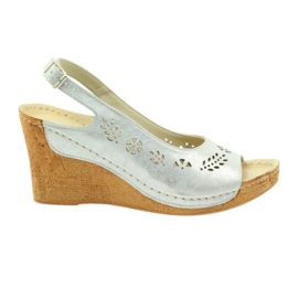 Gregors Kvinnors metalliska lädersandaler för silverkilar 709