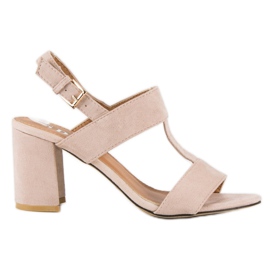 SDS Rosa sandaler på en stolpe