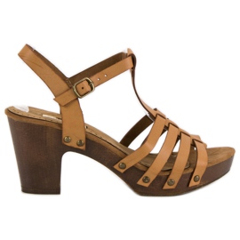 Corina Lätta sandaler på en stolpe brun