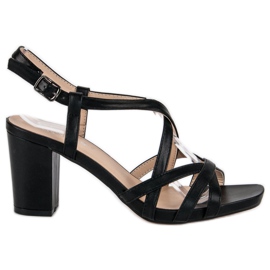 Svarta sandaler på stolpen