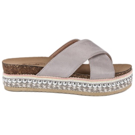 Gråa tofflor på plattformen